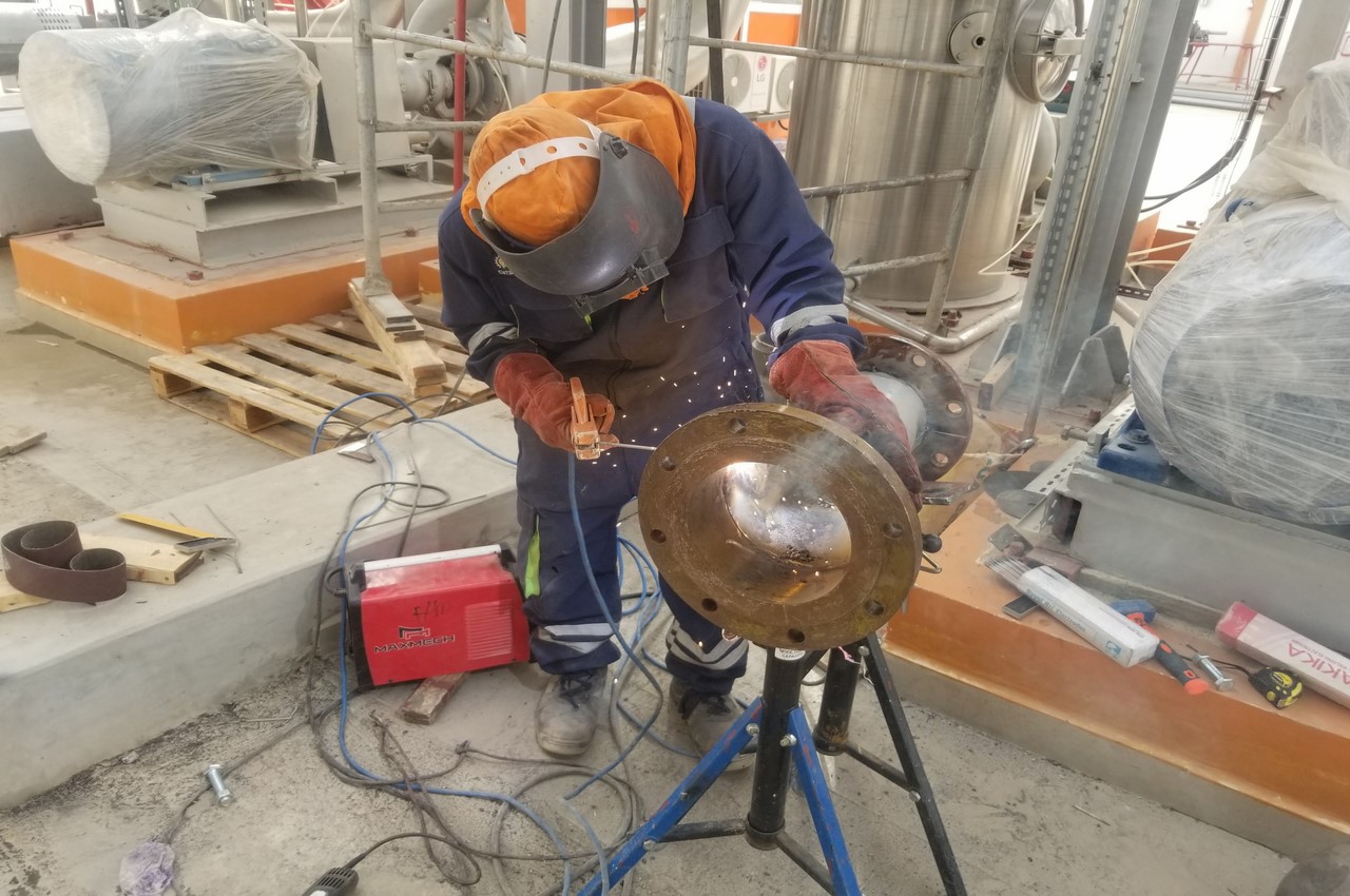 Welding of flanges on a reducing pipe spool
